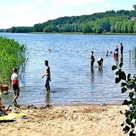 Apartamenty, noclegi nad kaszubskim jeziorem, z basenem obok Wieżycy.